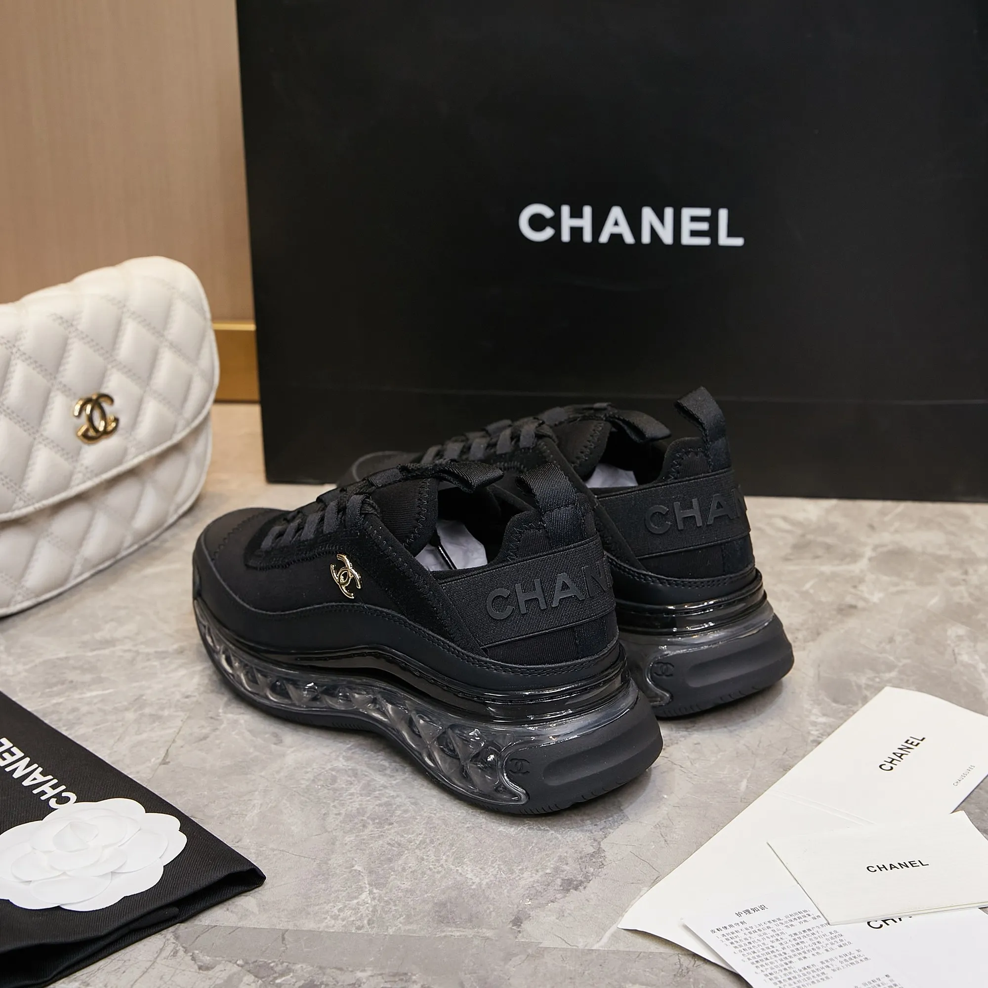 Men's men's shoes pP580! Chanel Chanel - 2024 counter top casual sneakers This classic design; the upper is made of various craftsmanship styles; the outsole is fashionable and sporty; the outsole is fashionable and sporty; the extraordinary inclusion of a variety of color matching elements... The diversified mix and match is very beautiful and versatile, casual, fashionable, sports and outdoor can be taken into account... ꫛꫀꪝ Go➫ Materials: ❶Upper made of: original imported cowhide ❷Inside made of: original imported breathable sheepskin ❸Outsole is based on: Original TPU air cushion outsole. Full set of boutique packaging for women 35–41 and men 39–45.